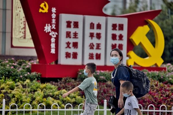 China se enfrenta a los peores rebrotes y EE.UU retrasa su meta de vacunación