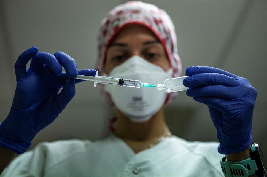 El Nobel de Medicina reconoce los hallazgos que facilitaron las vacunas con ARN mensajero contra la covid