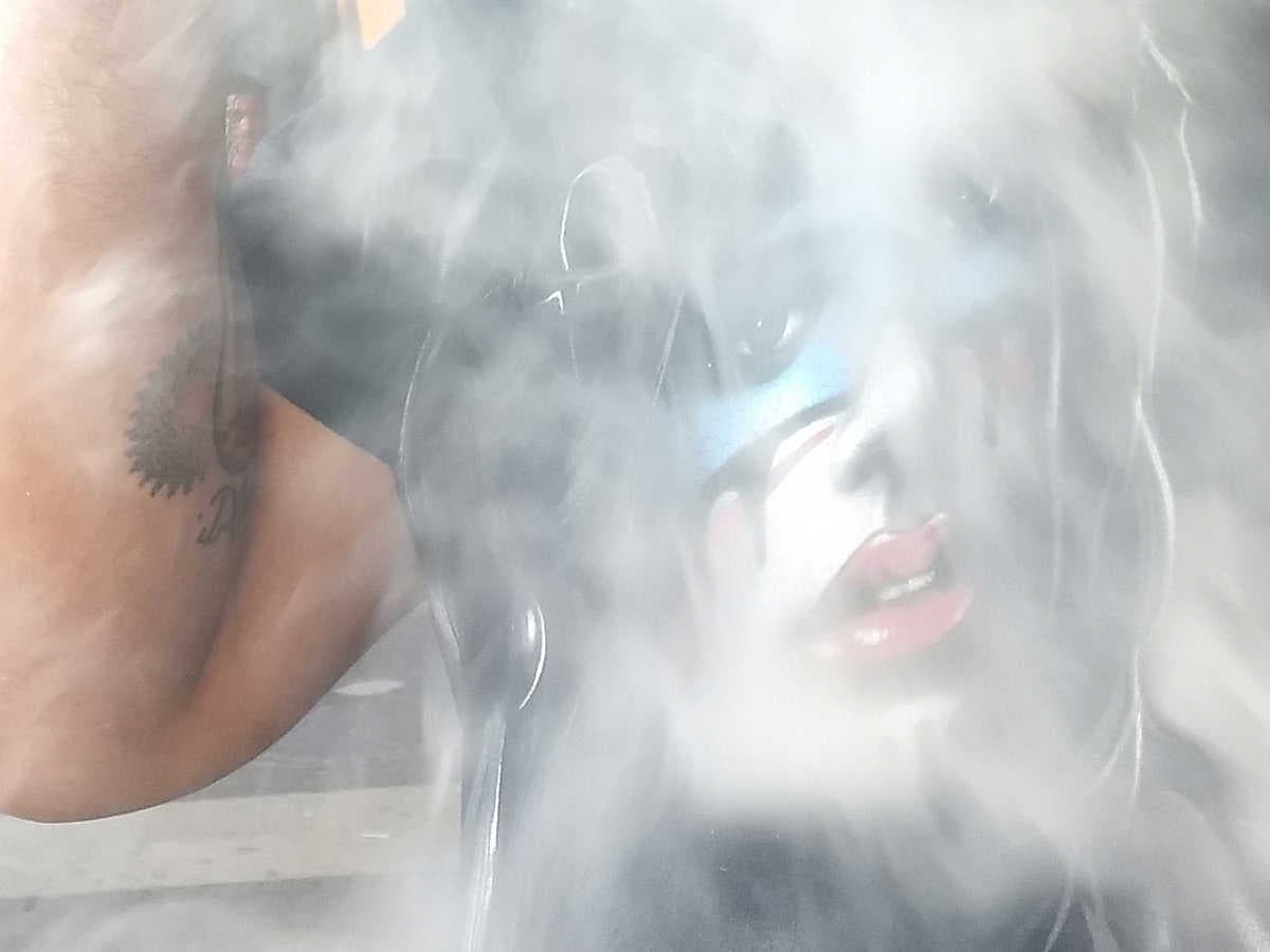 Un joven de 31 años fumando un cigarrillo electrónico