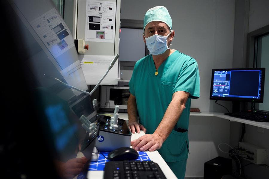 El nuevo presidente de los médicos, Tomás Cobo, reclama más inversión para sostener la sanidad