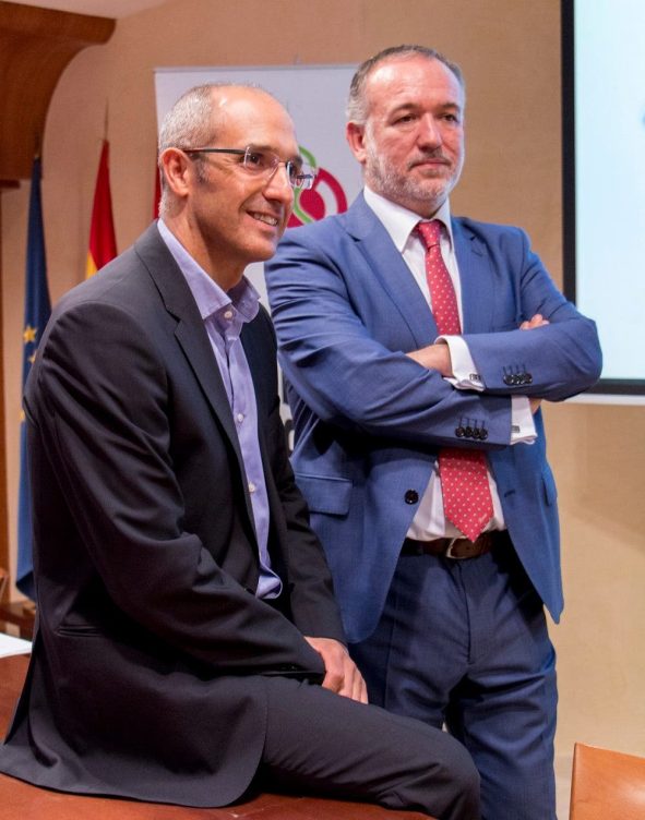 El director general de Google for Work, Isaac Hernández, sentado, junto a Martín Pérez Segado, director general de Cofares. Efesalud.com