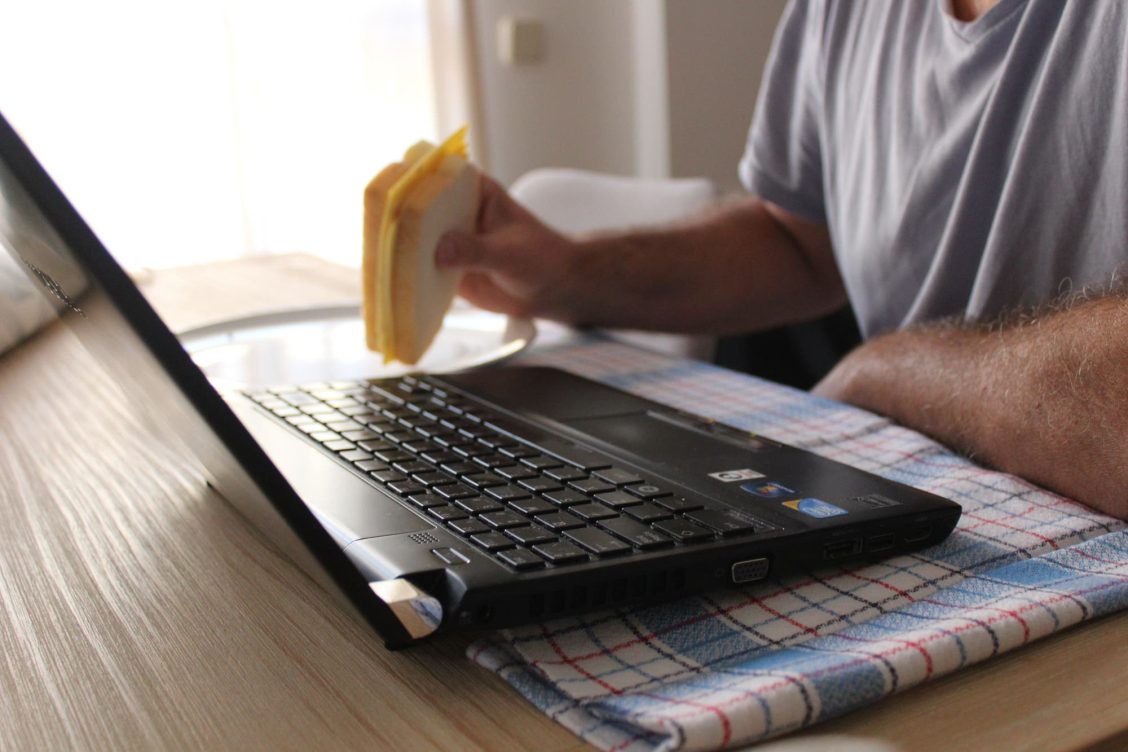 peligro comer frente a pantallas