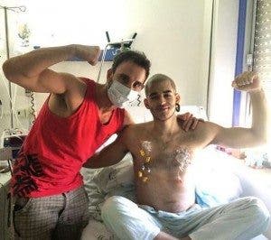 Pablo Ráez con Dani Rovira en el Hospital Regional Universitario de Málaga. Fotografía: Instagram @srraez