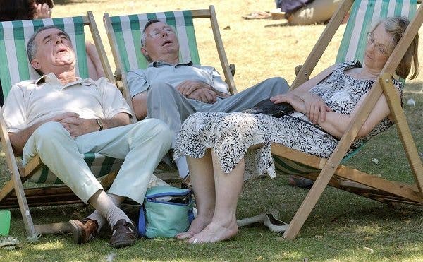 Tres ancianos duermen la siesta en un parque. Efesalud.com