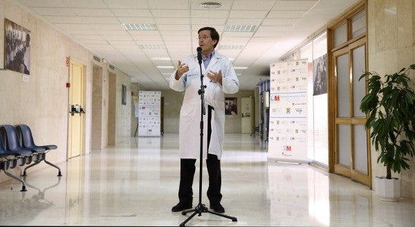 El doctor Arribas ante un micrófono informa de la evolución de Teresa Romero. Efesalud.com
