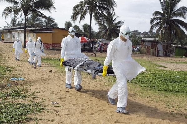 Profesionales sanitarios retiran una víctima mortal de ébola en Liberia. Efesalud.com