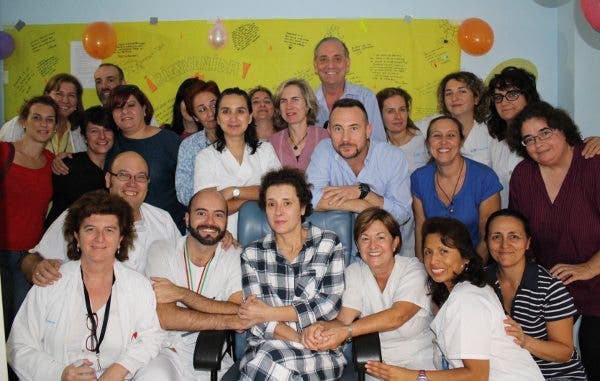 Teresa Romero con sus compañeros y su marido una vez terminado el aislamiento tras superar el ébola. Efesalud.com