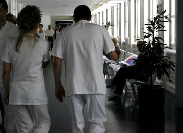 Dos profesionales sanitarios caminan por el pasillo de un hospital. Efesalud.com