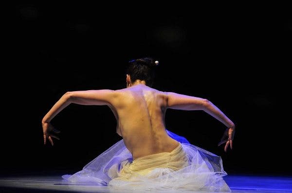 La bailarina mexicana Coral Zayas realiza hoy, viernes 17 de junio de 2011, en la sala principal de Palacio de Bellas Artes en Ciudad de México, una coreografía inspirada en la obra surrealista de la pintora española Remedios Varo