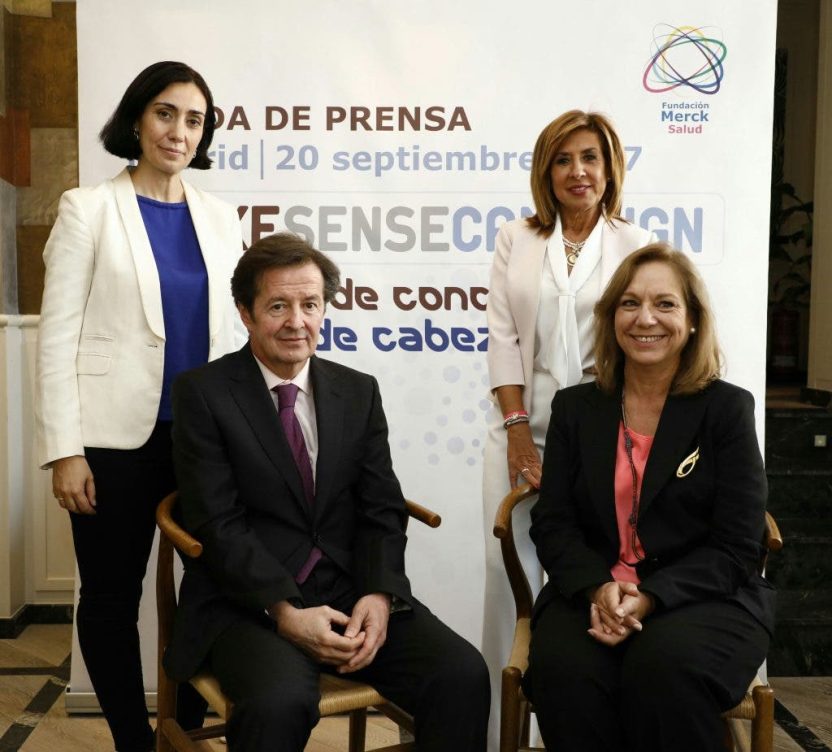 También acompañamos foto de los ponentes: de pie y de izda. a dcha.; Dra. Lara Iglesias, adjunta del Servicio de Oncología Adjunta del Servicio de Oncología Médica en Cáncer de Cabeza y Cuello del Hospital Universitario 12 de Octubre de Madrid y representante del Grupo Español de Tratamiento de Tumores de Cabeza y Cuello y del Grupo Español de Oncología Radioterápica de Cabeza y Cuello y Carmen González Madrid, presidenta Ejecutiva de la Fundación Merck Salud. Sentados: Pedro Páramo, paciente de cáncer de cabeza y cuello y María Jesús Romero, presidenta de la Asociación Española de Pacientes de Cáncer de Cabeza y Cuello (APC).