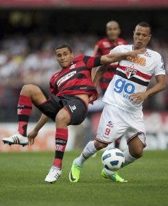 El jugador de fútbol, Luis Fabiano (d) disputa un balón con Wlinton en un partido de fútbol entre Sao Paulo y el Flamengo celebrado en 2011.