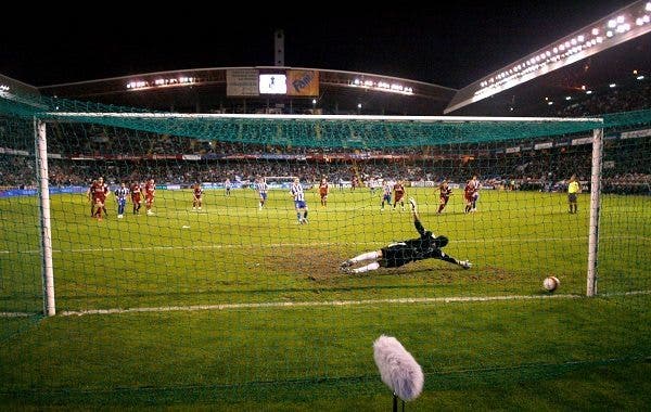 El centrocampista sueco del Deportivo de La Coruña, Christian Wilhelmsson marca un gol en el estadio Municipal Riazor de La Coruña. Efesalud.com