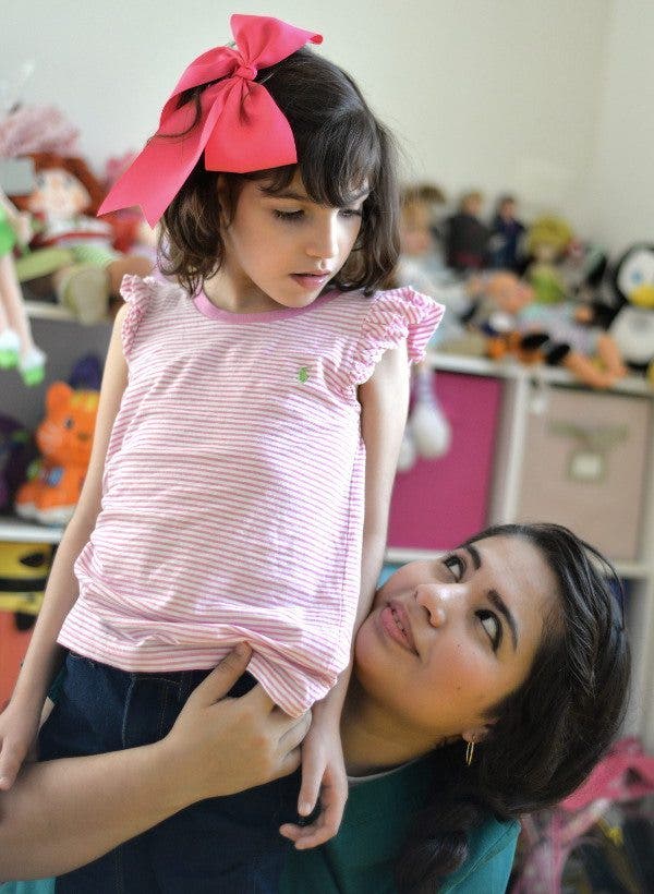 La niña mexicana Grace, con su fisioterapeuta, Ana Gabriela. Efesalud.com