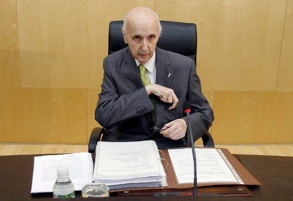 El profesor Santiago Grisolía sentado. Efesalud.com