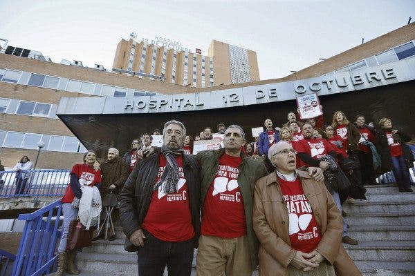 Afectados por la hepatitis C protestan en el hospital 12 de Octubre de Madrid. Efesalud.com