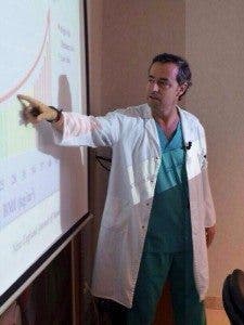 Un doctor dando una clase. Efesalud.com