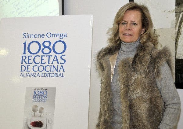 Inés Ortega posa junto a una nueva edición del famoso libro de su madre "1.080 recetas de cocina". Efesalud.com