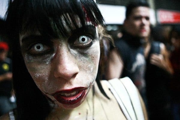 Una mujer disfrazada de zombie. Efesalud.com
