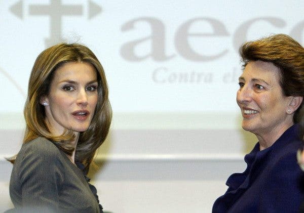Doña Letizia en un acto de la aecc junto a la presidenta de esta organización, Isabel Oriol.Efesalud.com