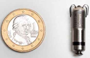 Imagen del marcapasos comparado con una moneda