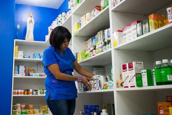 Una farmacéutica revisa los medicamentos en una farmacia. Efesalud.com