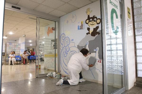 Coloreando los pasillos del área materno infantil del hospital Reina Sofía de Córdoba. Efesalud.com