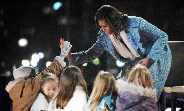 Michelle Obama y la gallina Caponata se alían contra la obesidad infantil