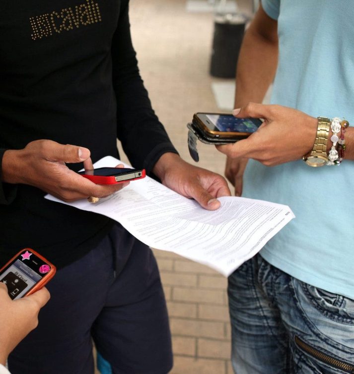 inteligencia artificial jóvenes con el móvil