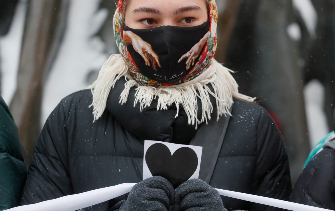 mujer, corazón, cuidado, cardiopatía, ejercicio, dieta, hábitos, silueta, mascarilla, abrigo, protesta