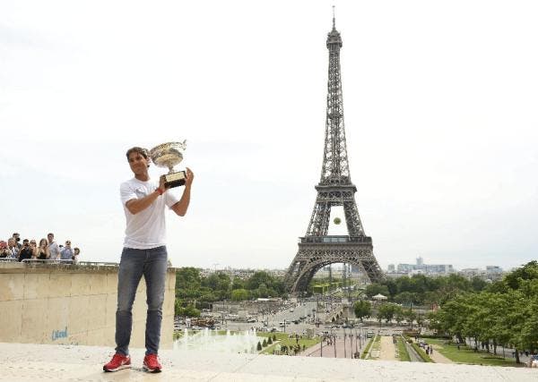 Nadal posa ante la Torre Eiffel al día siguiente de ganar en París su noveno título de Roland Garros. Efesalud.com