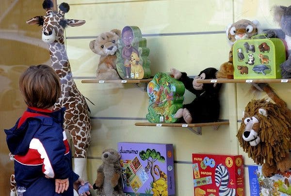 Un niño observa varios de los juguetes que se exponen en un escaparate de una tienda de Valencia. Efesalud.com
