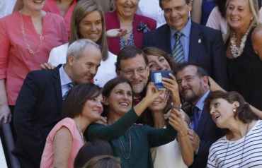 Rajoy posa para una fotografía con los trabajadores de la ONT. Efesalud.com