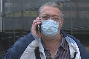 Un paciente habla por teléfono móvil tras acudir a consulta en el Hospital Clínico San Carlos de Madrid