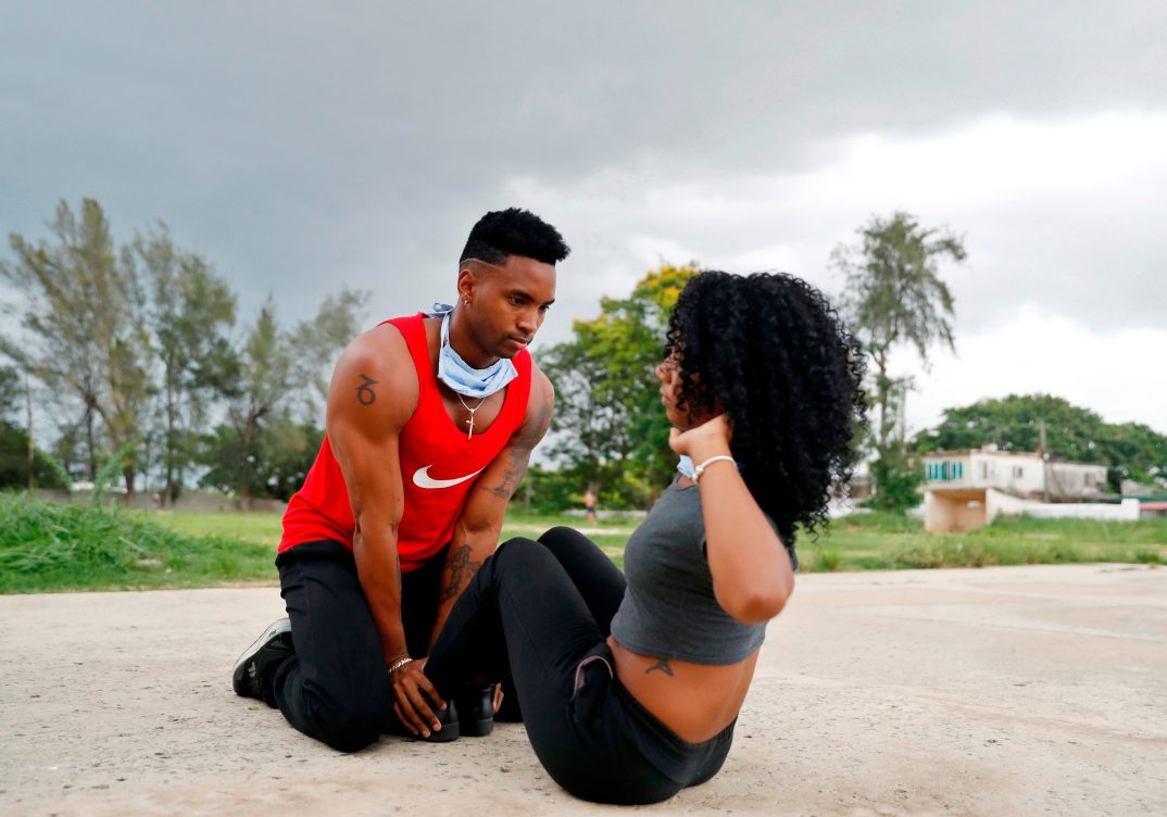 pareja, amor, San Valentín, ejercicio, corazón, cardiología, abdominales. aire libre, parque