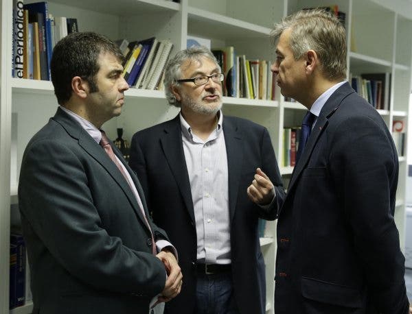 El doctor López Estebaranz, junto a Santiago Alfonso y Javier Tovar, director de EFEsalud, poco antes del debate sobre psoriasis. Efesalud.com