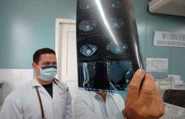 Dos médicos observan una radiografía en el hospital Manolo Morales de Managua (Nicaragua). Efesalud.com