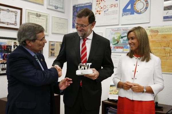 Rajoy recibe un obsequio de Matesanz en el curso de su visita a la ONT, junto a la ministra de Sanidad. Efesalud.com