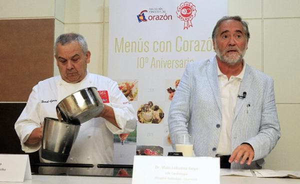 El chef Dani García enseña a cocinar recetas cardiosaludables junto al cardiólogo Iñaki Lekuona. Efesalud.com