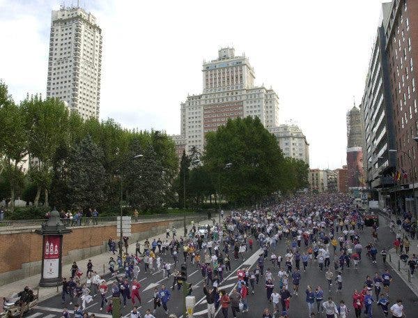Vista aérea de una carrera solidaria organizada por Unicef a su paso por la Plaza de España. Efesalud.com