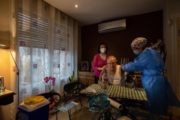 España suma ya más vacunados con alguna dosis que contagiados
