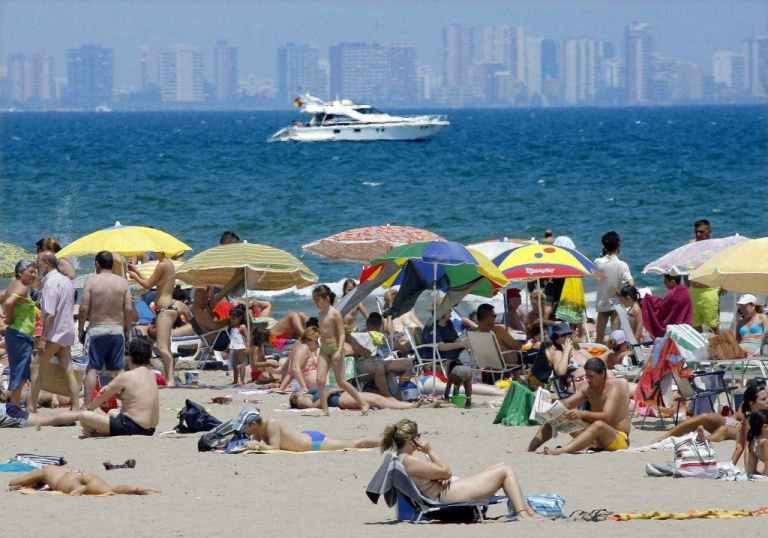 Miles de personas disfrutaban del sol y del mar en las playas de la ciudad de Valencia (España).