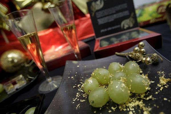 Propósitos de año nuevo, uva, copa de vino