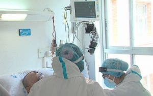 Dos enfermeras de la UCRI Princesa atienden a un paciente covid.
