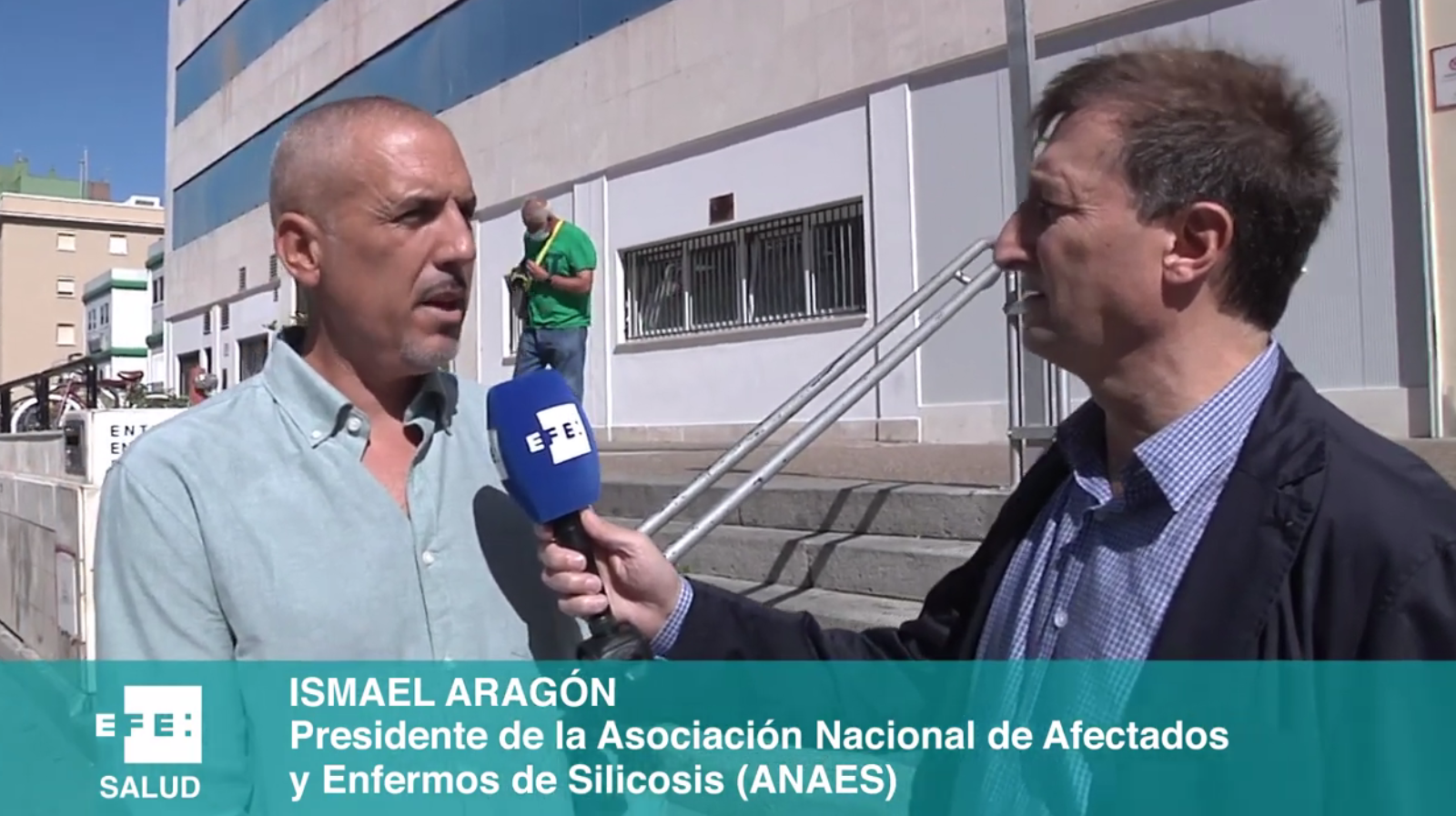 El periodista de EFE, Gregorio del Rosario, entrevista a Ismael Aragón.
