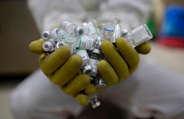Tras un año de vacunas contra la covid, un desafío: el refuerzo contra ómicron