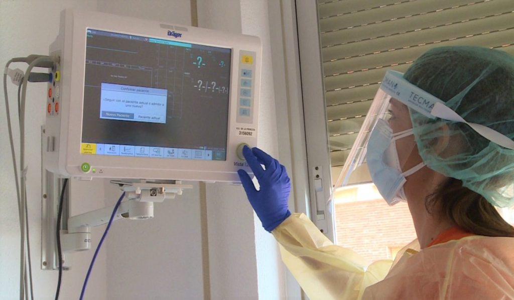 Enfermera ucri monitoriza constantes vitales paciente covid-efe