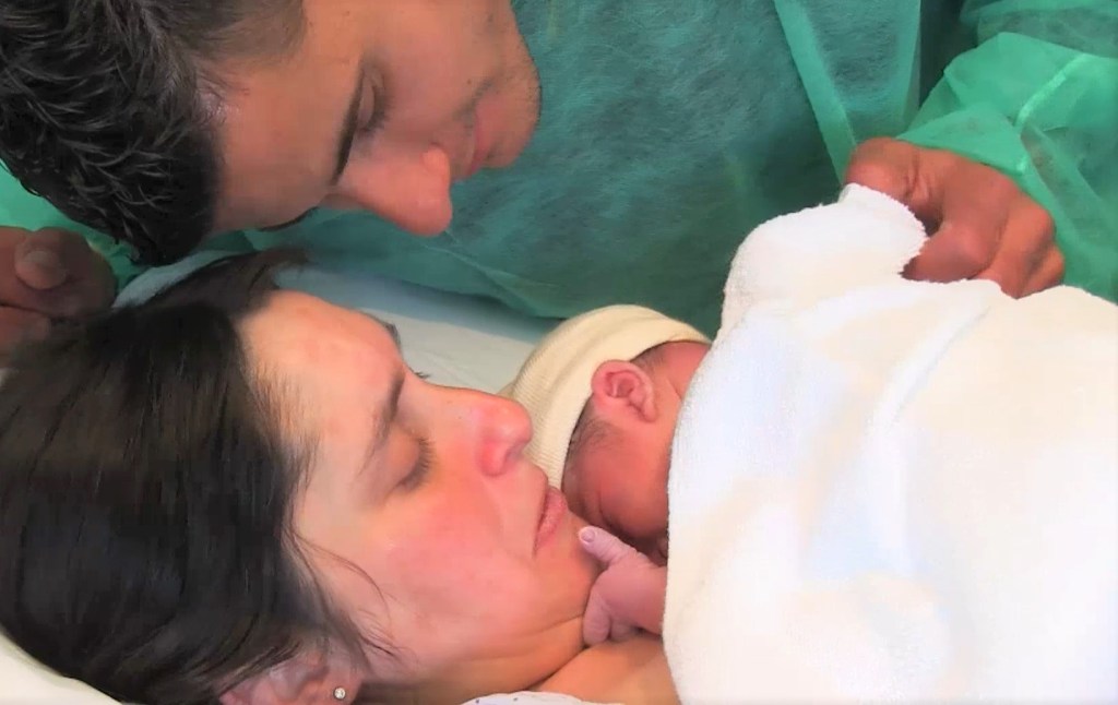 Del útero a la vida extrauterina: el cambio radical tras el nacimiento del bebé.