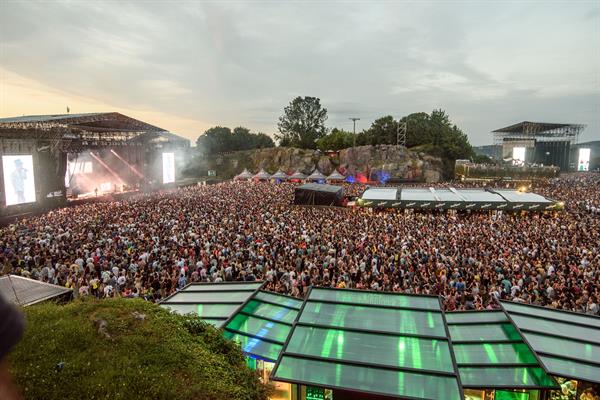 Si te sientes mareado por las aglomeraciones en festivales, uno de los consejos es ir a un lugar con sombra y más despejado. 