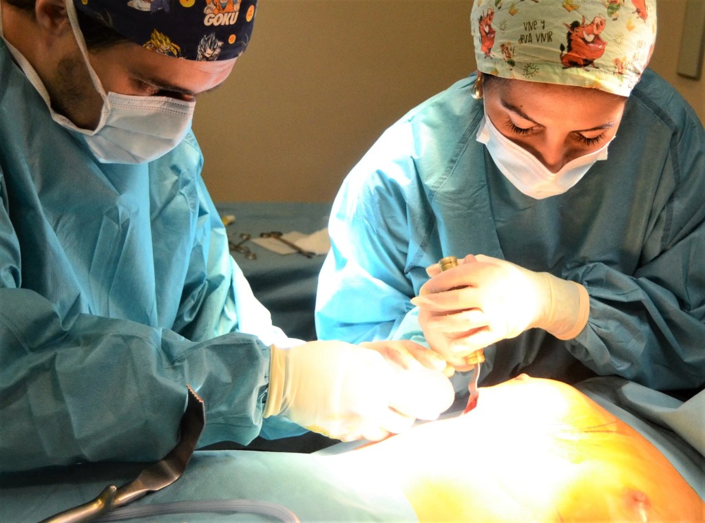 Crugía de mama: aumento de pecho con prótesis de silicona.