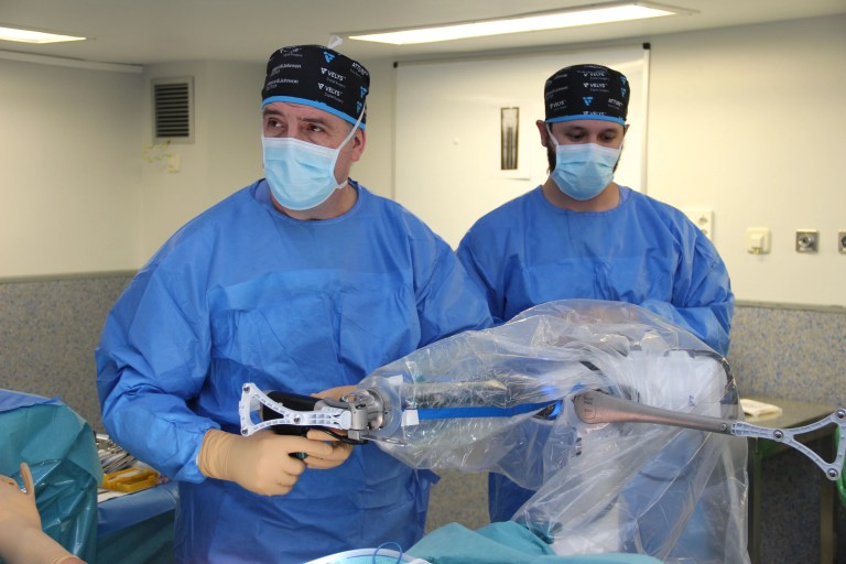 asistencia de robots en cirugía de rodilla, cadera y columna
